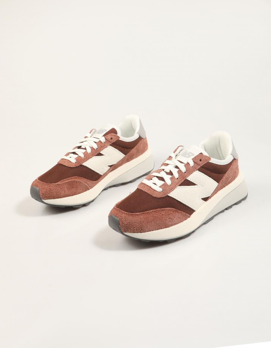 ZAPATILLAS NEW BALANCE U370 en color Burdeos