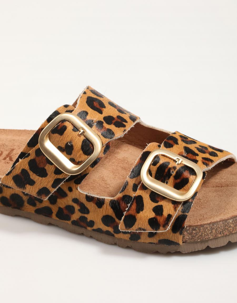 SANDALIAS YOKONO JERBA 700 en color Marron