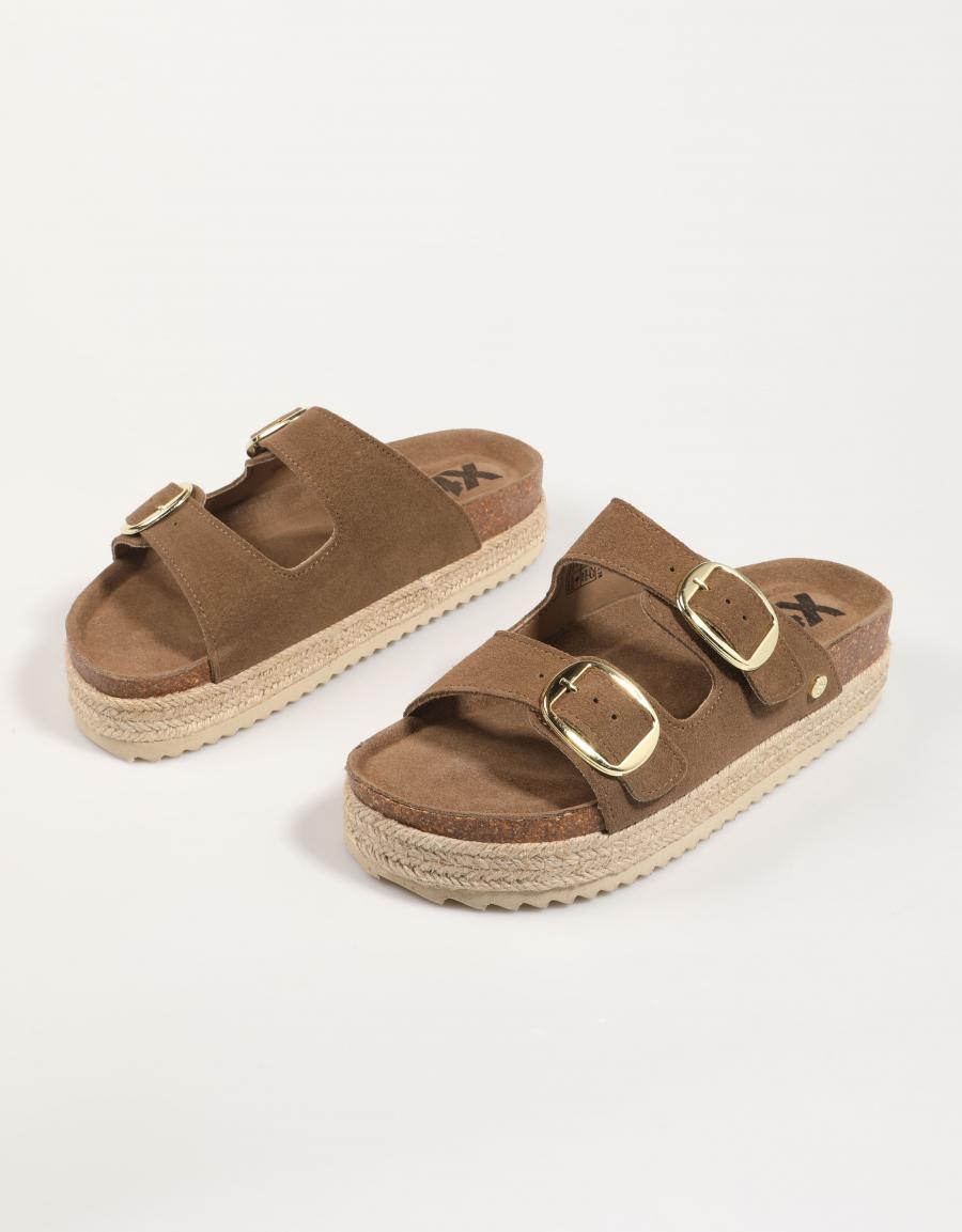 SANDALIAS XTI 143635 en color Taupe