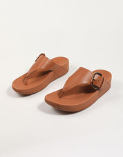 SANDALIAS FITFLOP W LULU RESIN BUCKLE LEATHER TOE en color Cuero