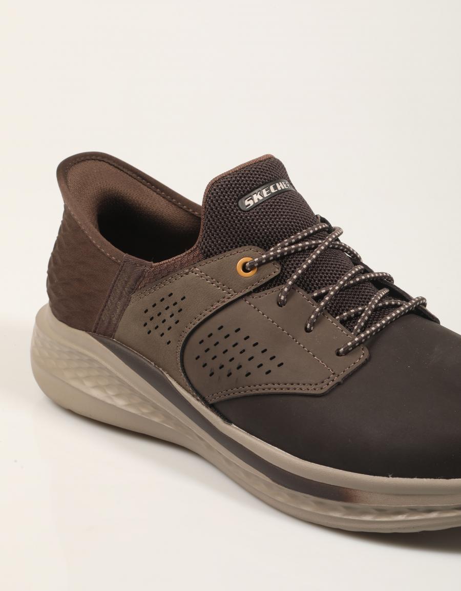 ZAPATILLAS SKECHERS SLIP INS R F SLADE MACKLIN en color Marron