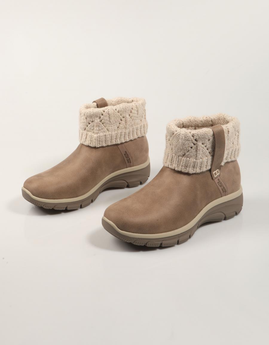 BOTINES SKECHERS SLIP INS RELAXED FIT EASY en color Taupe