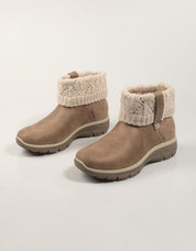 BOTINES SKECHERS SLIP INS RELAXED FIT EASY en color Taupe