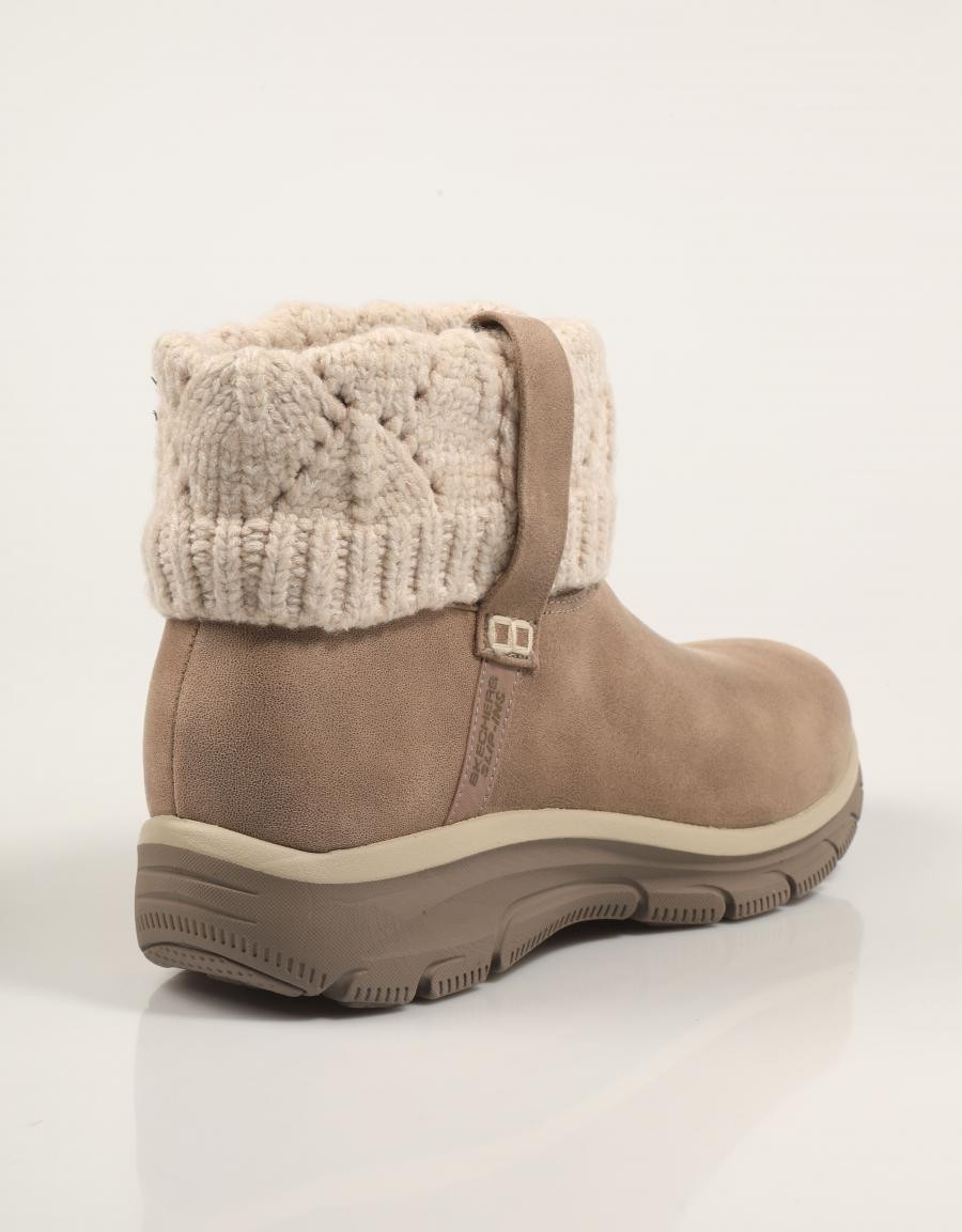 BOTINES SKECHERS SLIP INS RELAXED FIT EASY en color Taupe