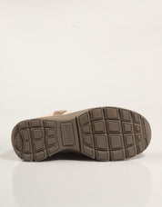 BOTINES SKECHERS SLIP INS RELAXED FIT EASY en color Taupe