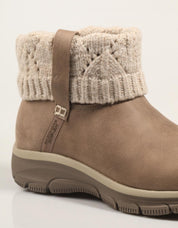 BOTINES SKECHERS SLIP INS RELAXED FIT EASY en color Taupe