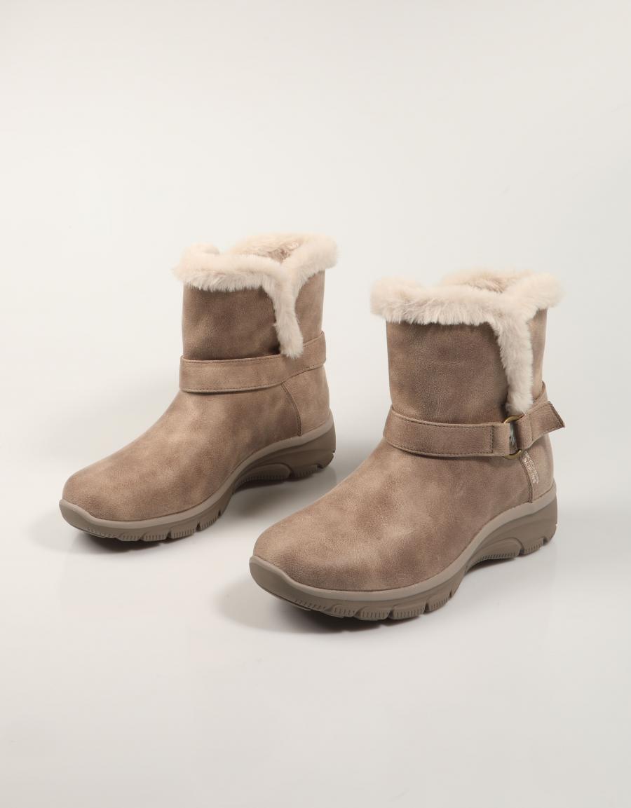 BOTINES SKECHERS SLIP INS RELAXED FIT EASY en color Taupe