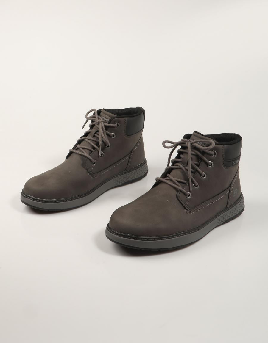 BOTINES SKECHERS RELAXED FIT GARLAN DENO en color Gris
