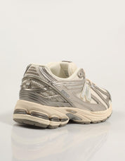 ZAPATILLAS NEW BALANCE M1906 en color Beige