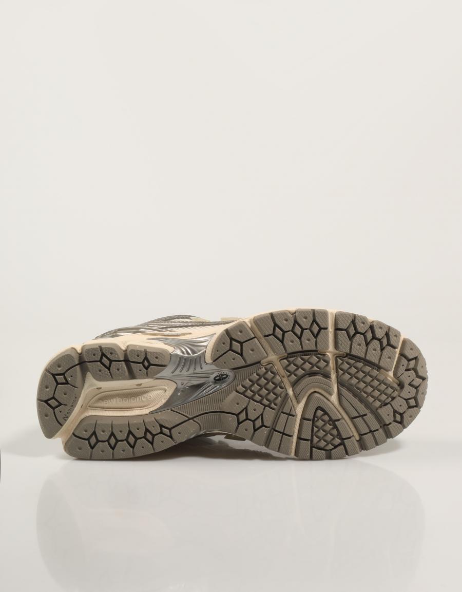 ZAPATILLAS NEW BALANCE M1906 en color Beige