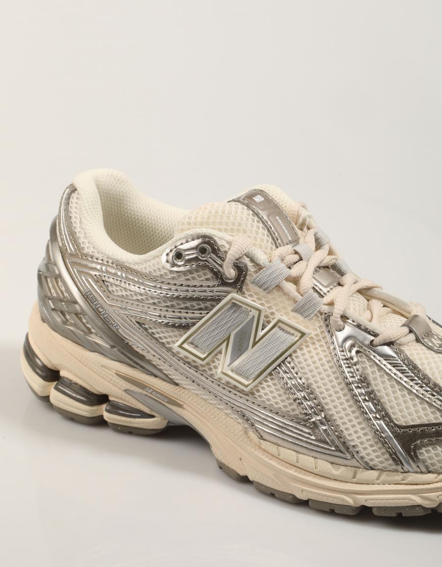 ZAPATILLAS NEW BALANCE M1906 en color Beige