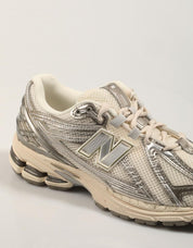 ZAPATILLAS NEW BALANCE M1906 en color Beige