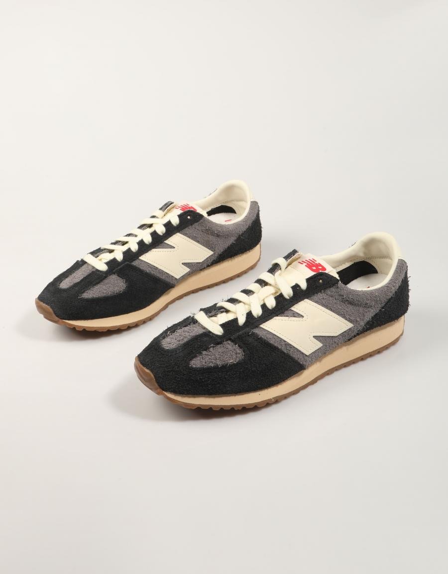 ZAPATILLAS NEW BALANCE U471 en color Negro