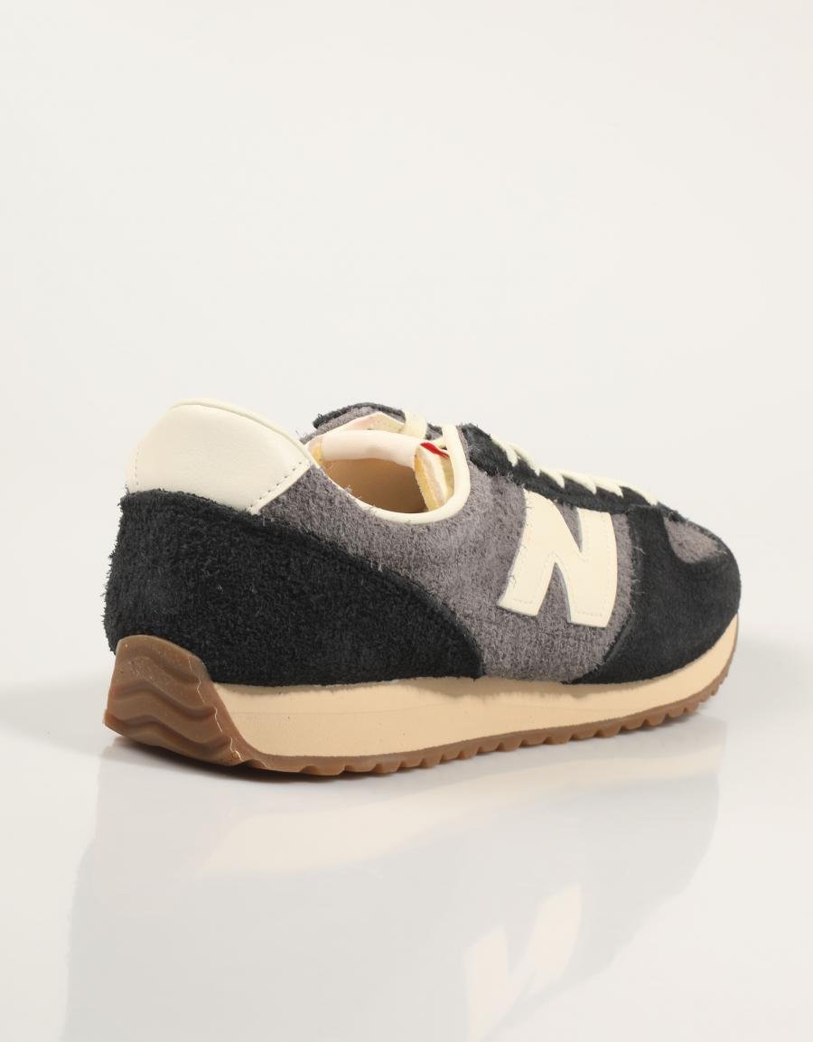 ZAPATILLAS NEW BALANCE U471 en color Negro