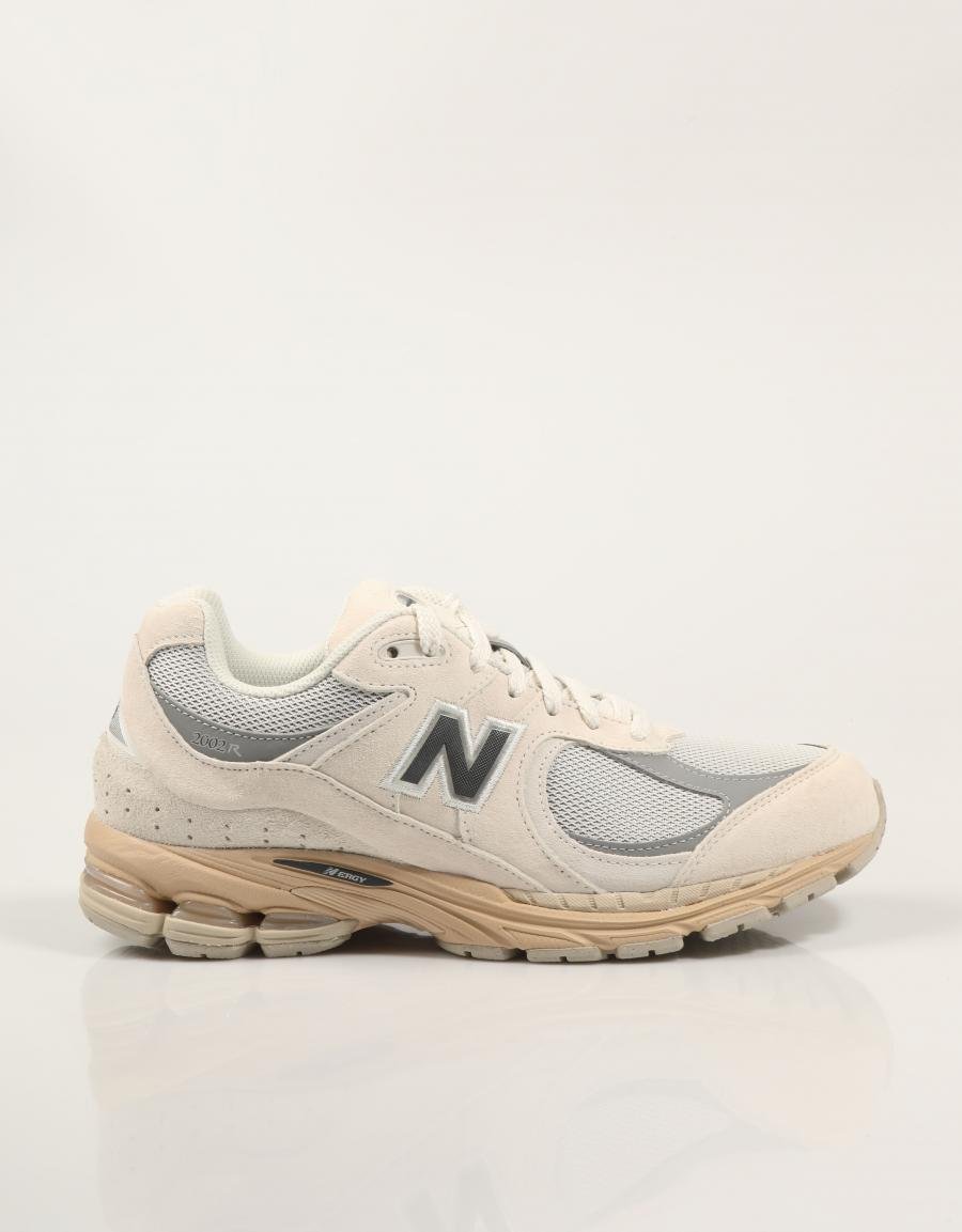 ZAPATILLAS NEW BALANCE U2002 en color Beige