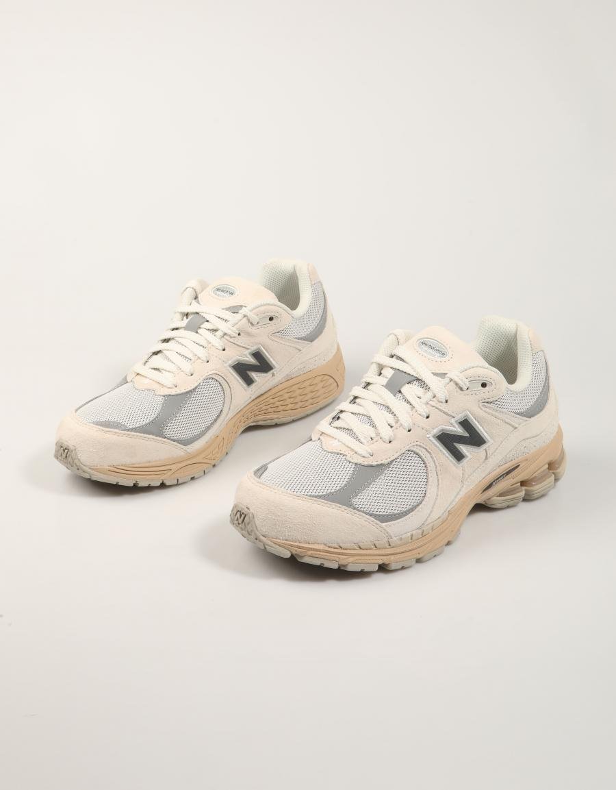 ZAPATILLAS NEW BALANCE U2002 en color Beige