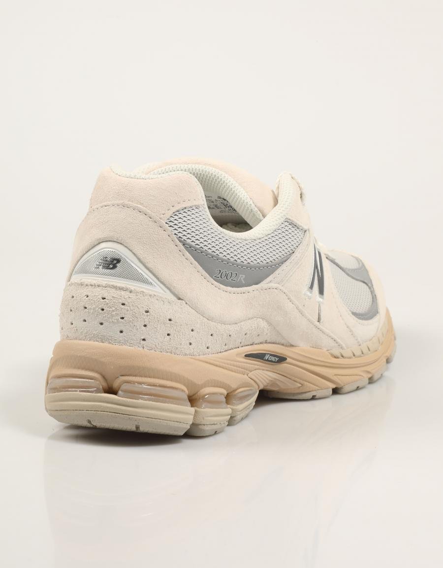 ZAPATILLAS NEW BALANCE U2002 en color Beige