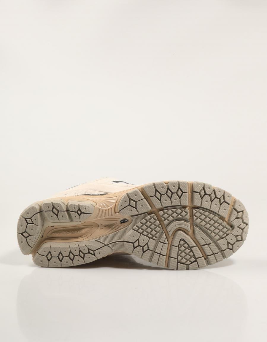 ZAPATILLAS NEW BALANCE U2002 en color Beige
