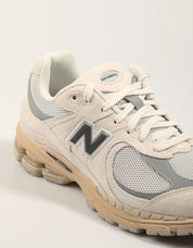 ZAPATILLAS NEW BALANCE U2002 en color Beige