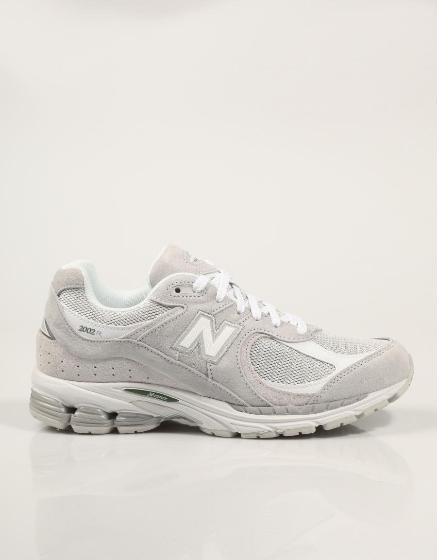 ZAPATILLAS NEW BALANCE U2002 en color Gris