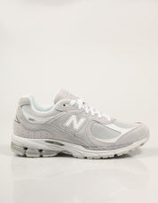 ZAPATILLAS NEW BALANCE U2002 en color Gris
