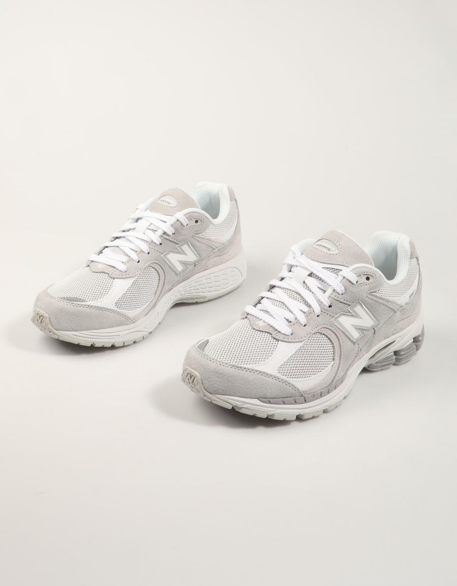 ZAPATILLAS NEW BALANCE U2002 en color Gris