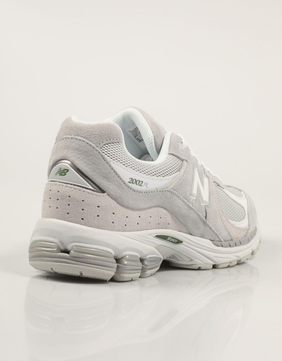 ZAPATILLAS NEW BALANCE U2002 en color Gris