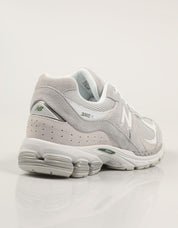 ZAPATILLAS NEW BALANCE U2002 en color Gris
