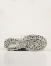 ZAPATILLAS NEW BALANCE U2002 en color Gris