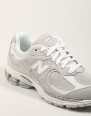 ZAPATILLAS NEW BALANCE U2002 en color Gris