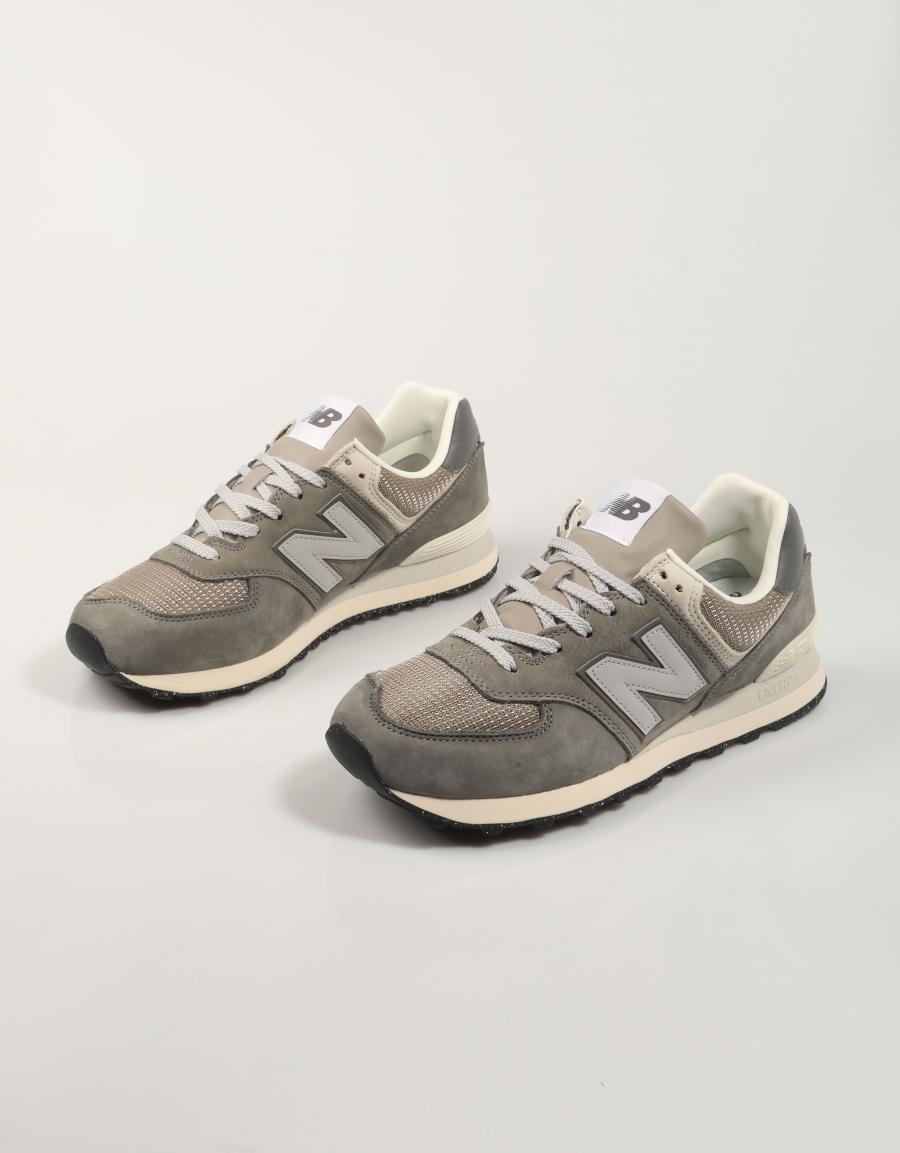 ZAPATILLAS NEW BALANCE U574 en color Gris
