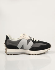 ZAPATILLAS NEW BALANCE U327 en color Negro