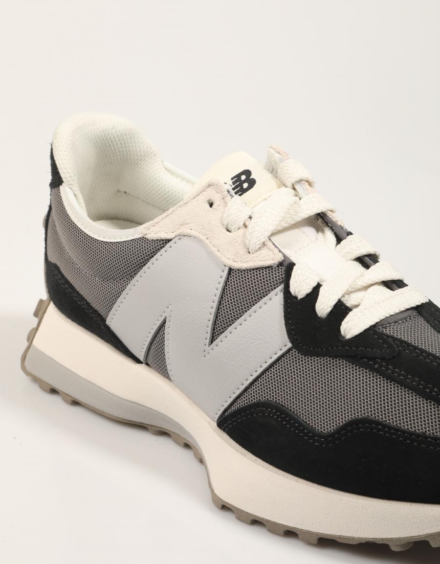 ZAPATILLAS NEW BALANCE U327 en color Negro