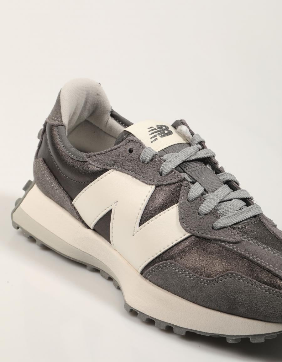 ZAPATILLAS NEW BALANCE WS327 en color Negro