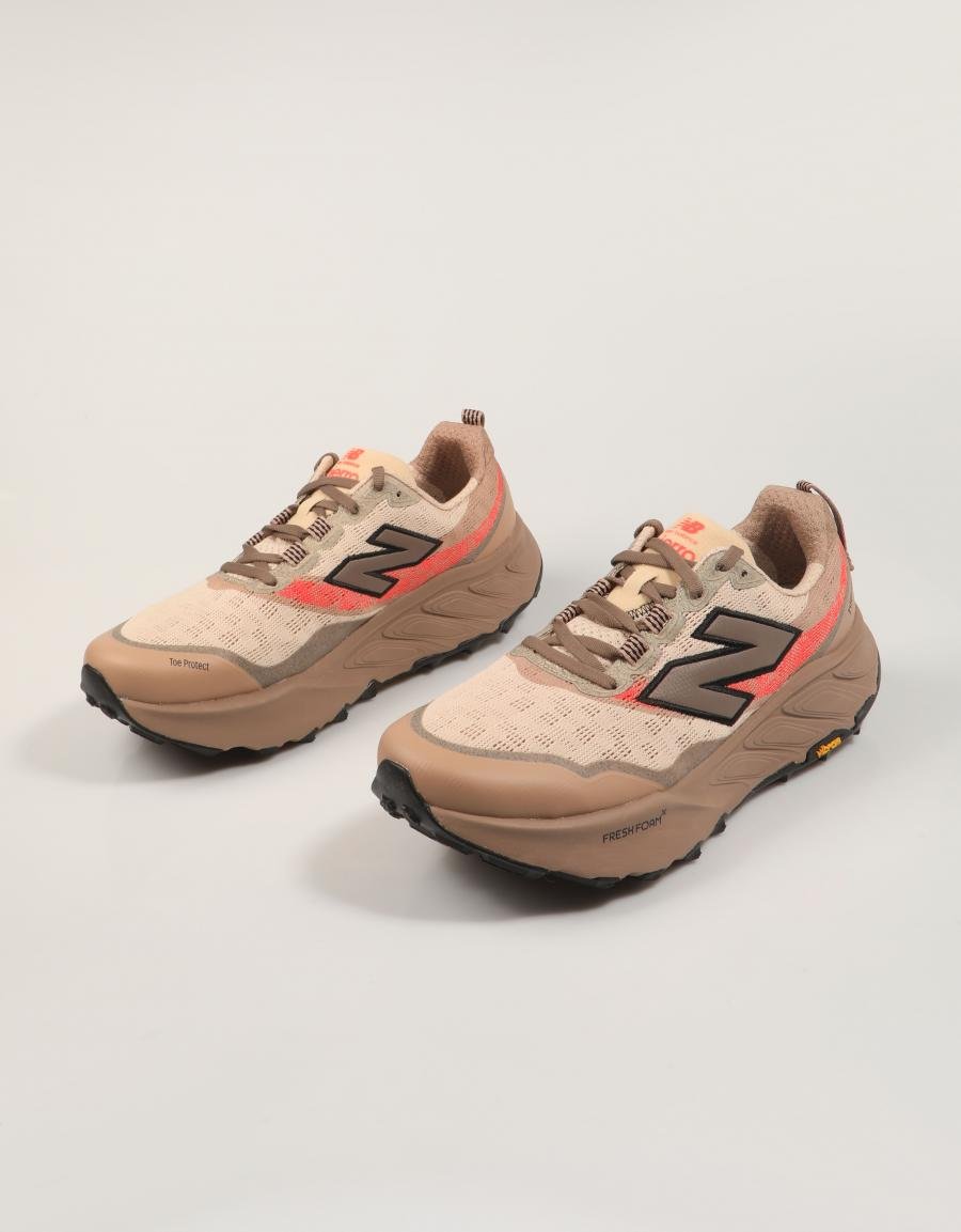 ZAPATILLAS NEW BALANCE MTHIE en color Beige