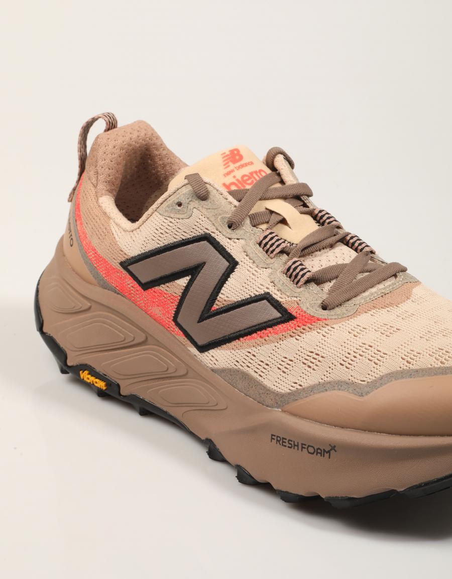 ZAPATILLAS NEW BALANCE MTHIE en color Beige