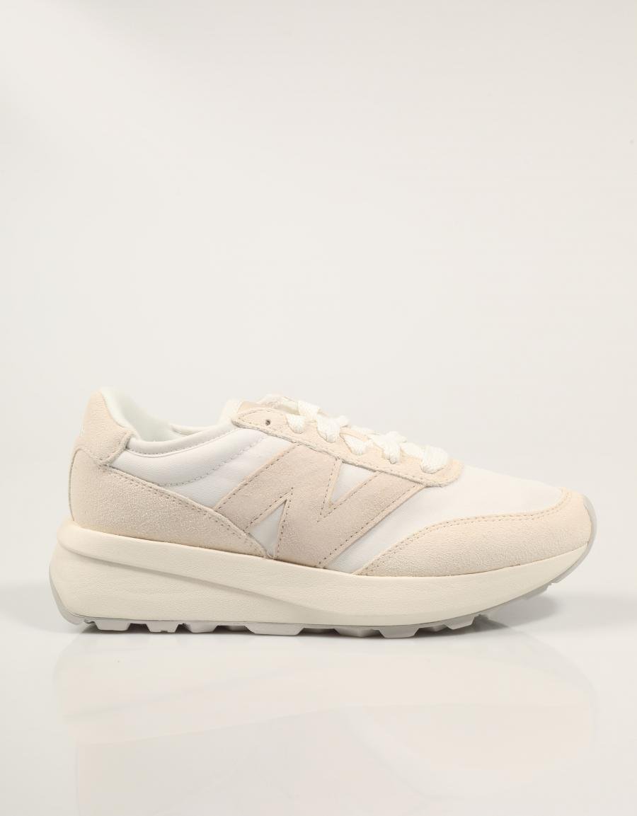 ZAPATILLAS NEW BALANCE U370 en color Beige