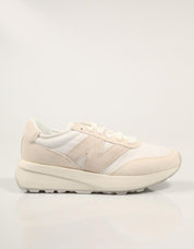 ZAPATILLAS NEW BALANCE U370 en color Beige