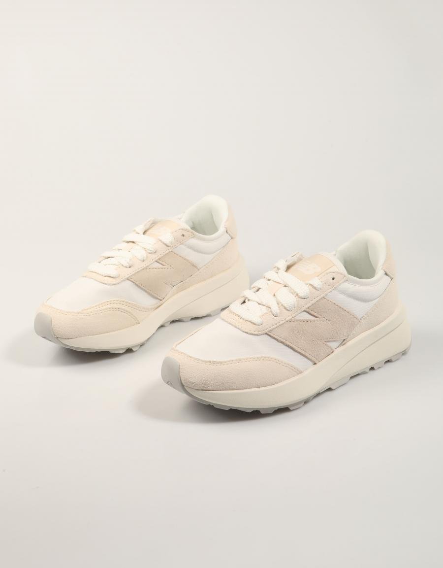 ZAPATILLAS NEW BALANCE U370 en color Beige