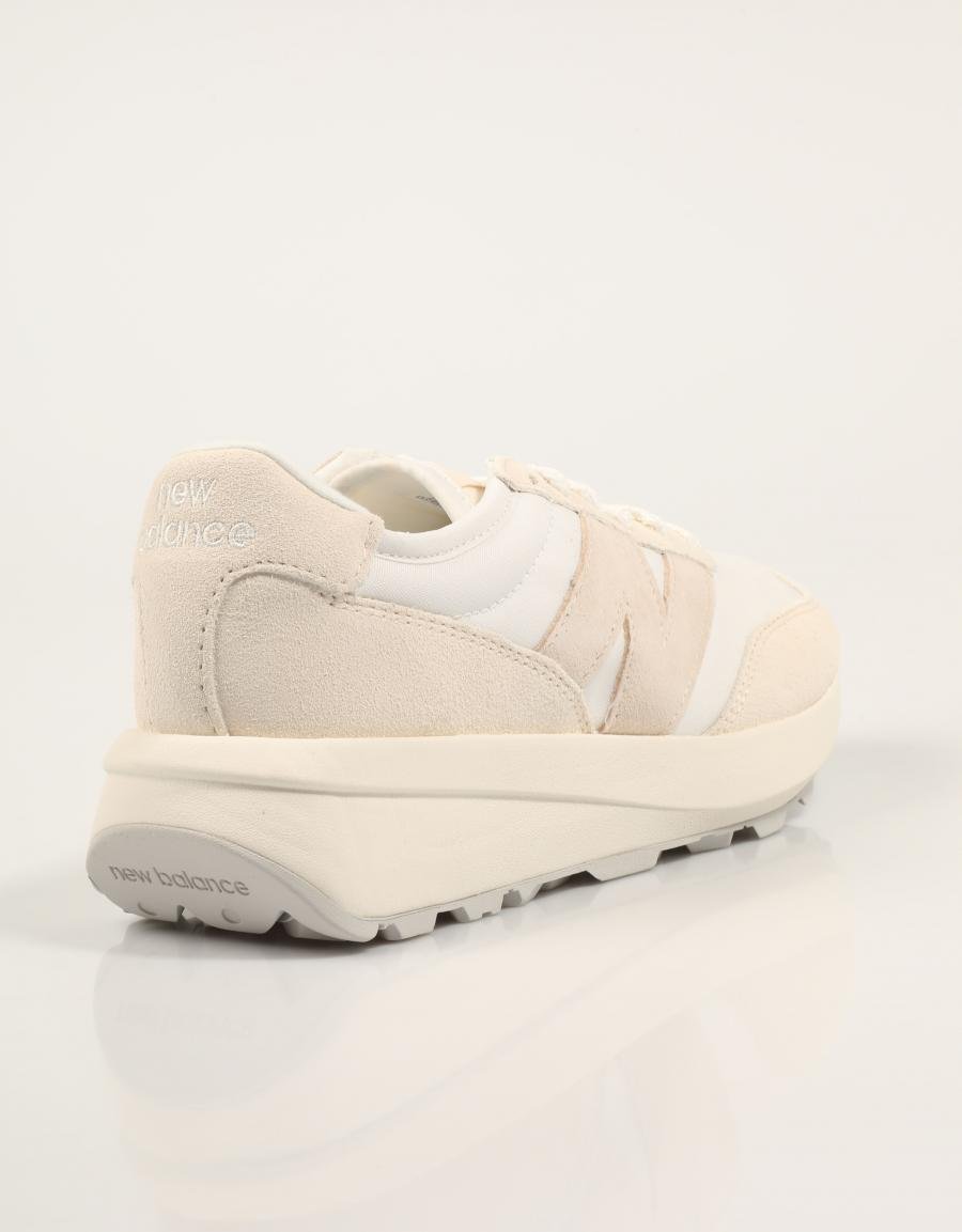 ZAPATILLAS NEW BALANCE U370 en color Beige