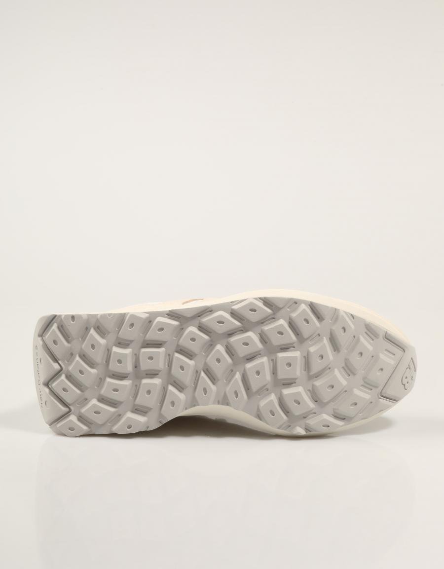 ZAPATILLAS NEW BALANCE U370 en color Beige