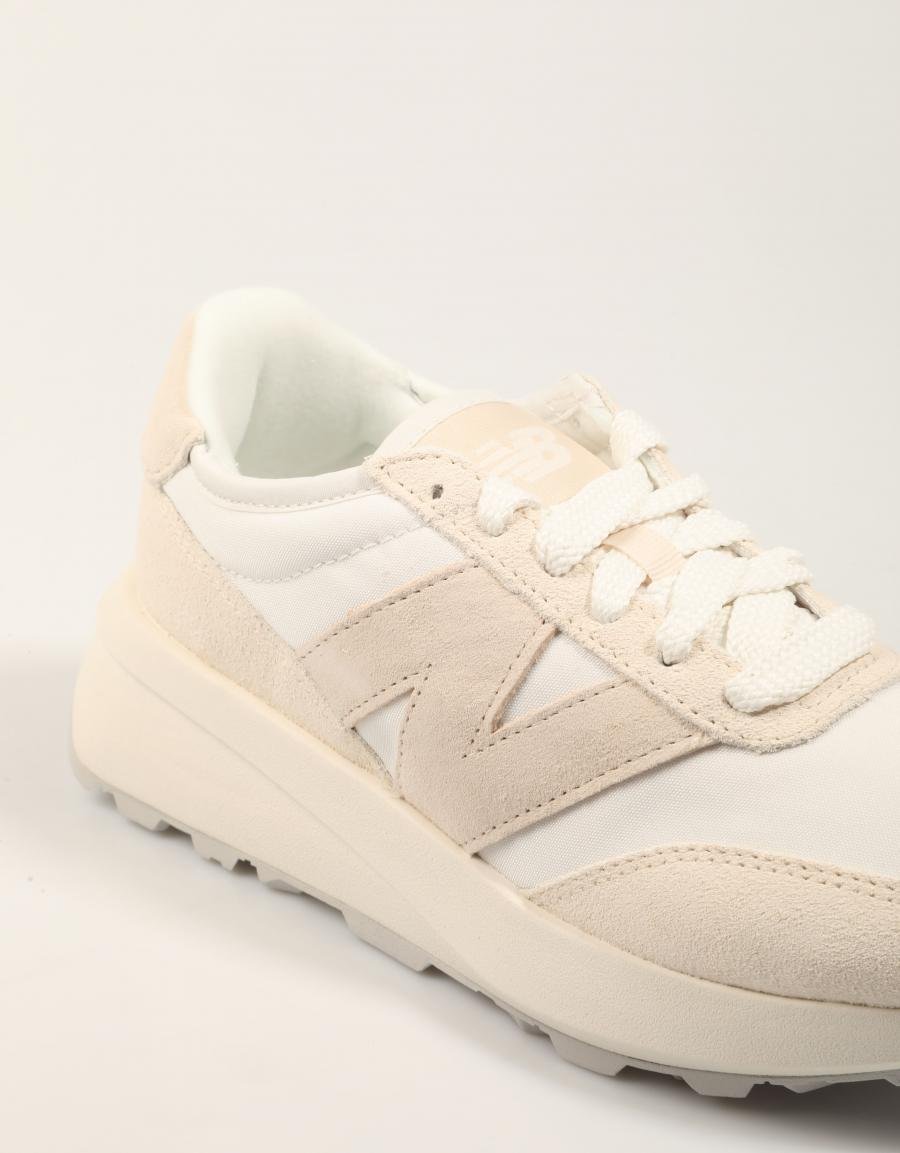 ZAPATILLAS NEW BALANCE U370 en color Beige