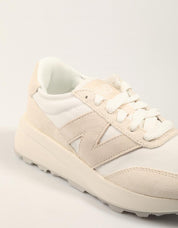 ZAPATILLAS NEW BALANCE U370 en color Beige