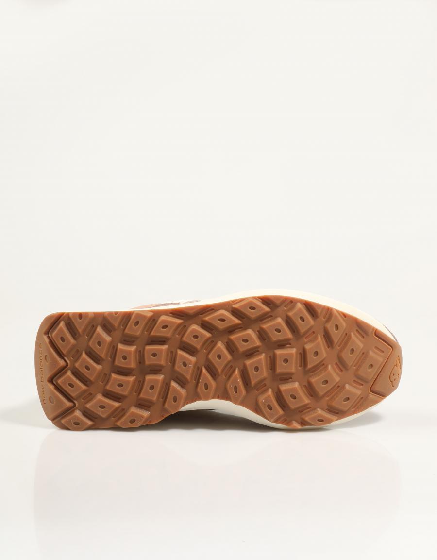 ZAPATILLAS NEW BALANCE U370 en color Marron
