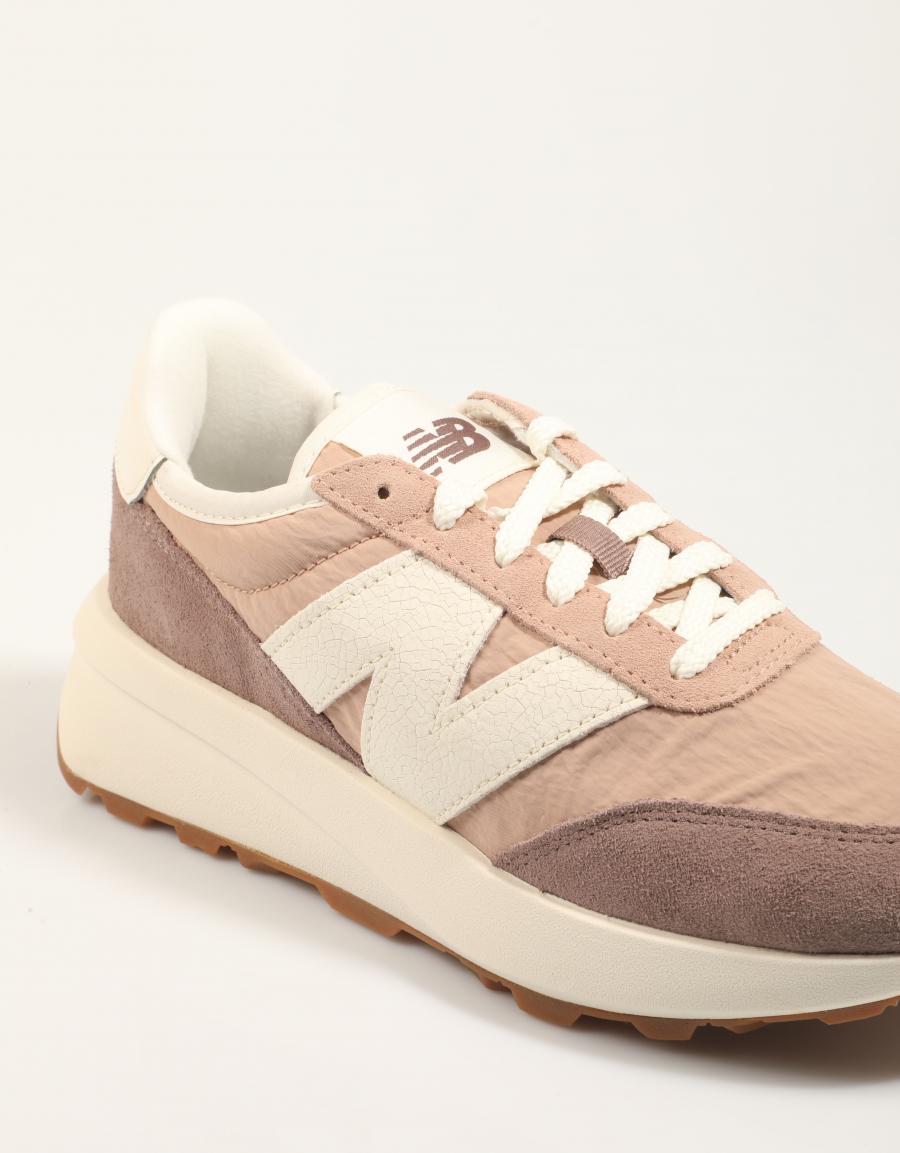 ZAPATILLAS NEW BALANCE U370 en color Marron