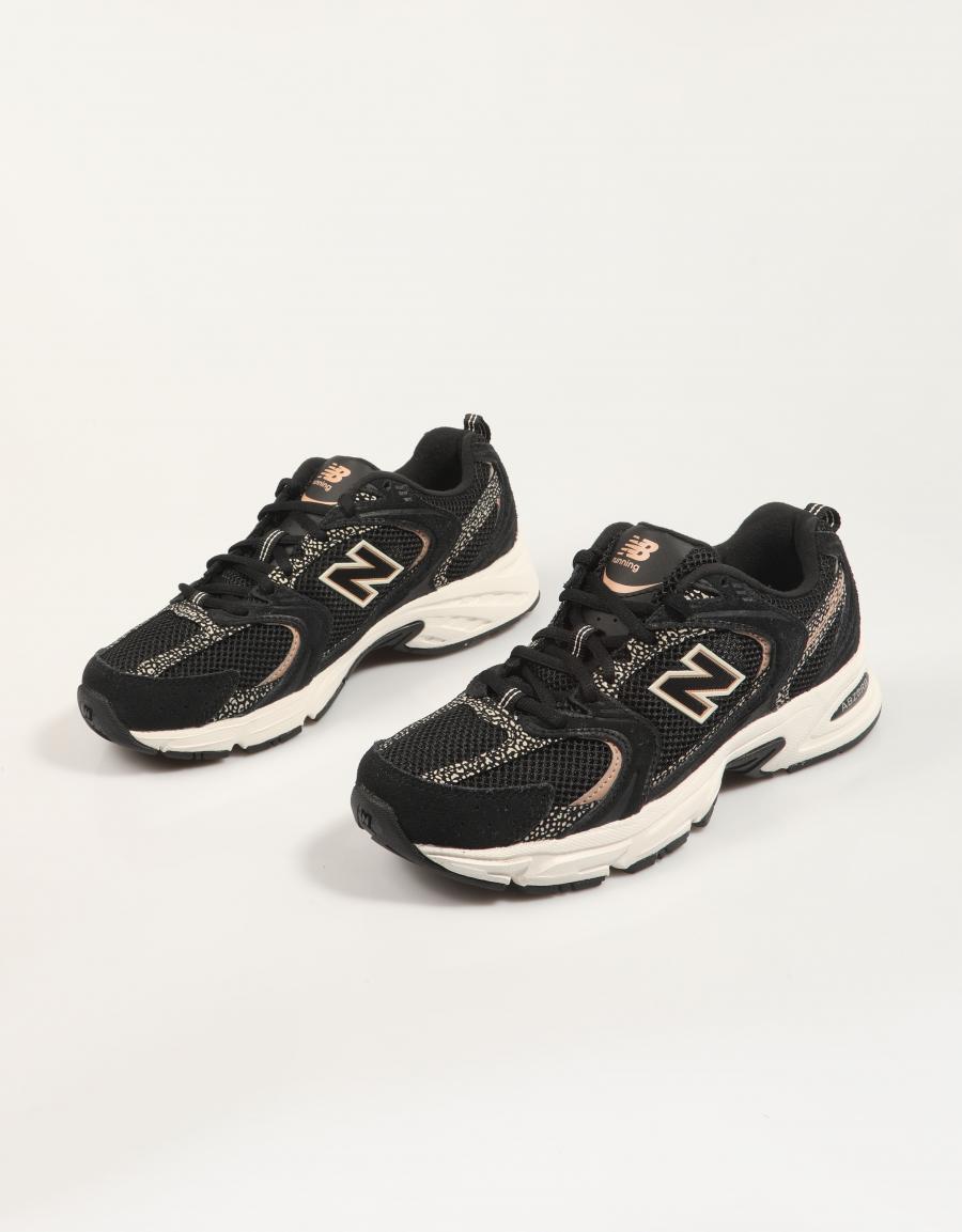 ZAPATILLAS NEW BALANCE U530 en color Negro