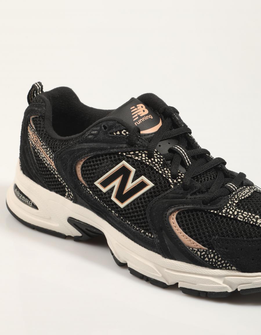 ZAPATILLAS NEW BALANCE U530 en color Negro