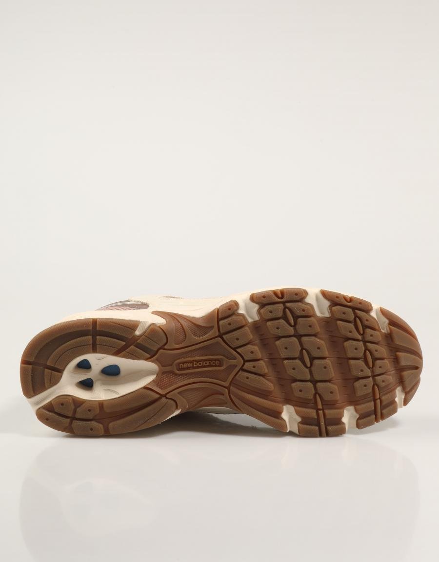 ZAPATILLAS NEW BALANCE U530 en color Marron
