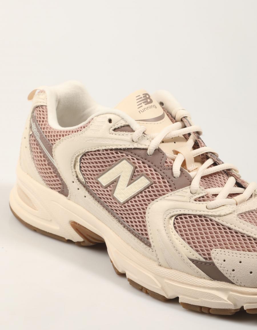 ZAPATILLAS NEW BALANCE U530 en color Marron