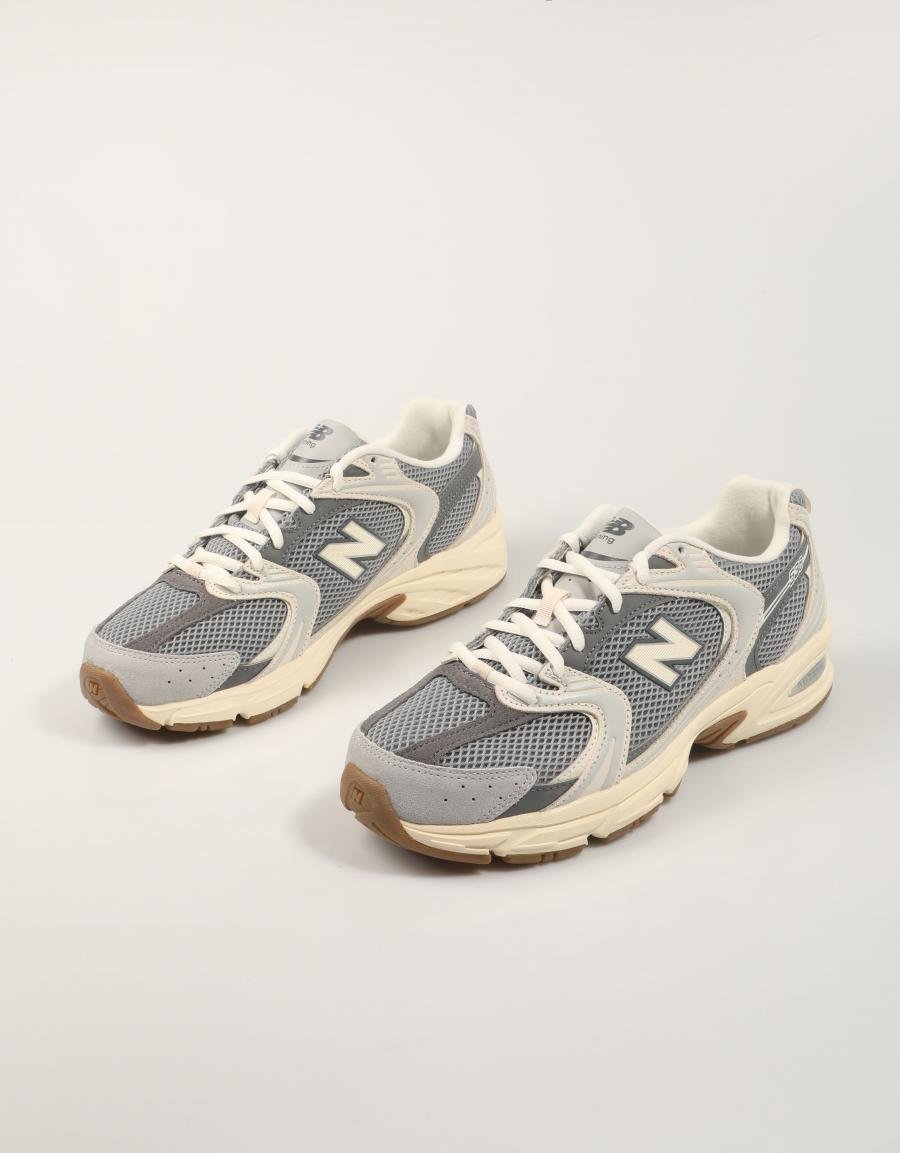ZAPATILLAS NEW BALANCE U530 en color Gris